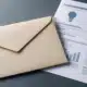 Facciata istituzionale e documento stilizzato su una scrivania