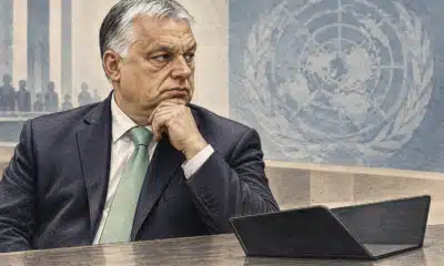 Illustrazione di Viktor Orbán accanto a una cartella vuota, con un ambiente istituzionale internazionale appena accennato sullo sfondo.