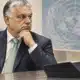 Illustrazione di Viktor Orbán accanto a una cartella vuota, con un ambiente istituzionale internazionale appena accennato sullo sfondo.