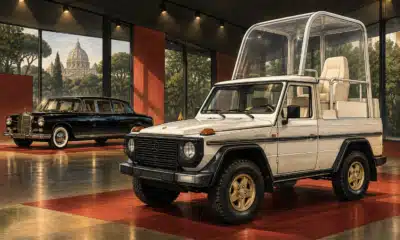 Illustrazione editoriale di una Mercedes-Benz 230 G papamobile con cupola trasparente in primo piano e una limousine storica sullo sfondo.