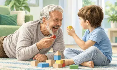 Illustrazione di un uomo anziano e un bambino che giocano insieme con blocchi da costruzione.