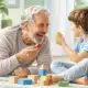 Illustrazione di un uomo anziano e un bambino che giocano insieme con blocchi da costruzione.