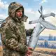 Un militare generico tiene un drone ad ala fissa non contrassegnato, in un’illustrazione sui nuovi aiuti militari annunciati dai Paesi Bassi per l’Ucraina.