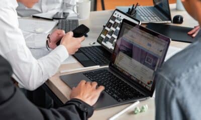 Persone al lavoro in ufficio