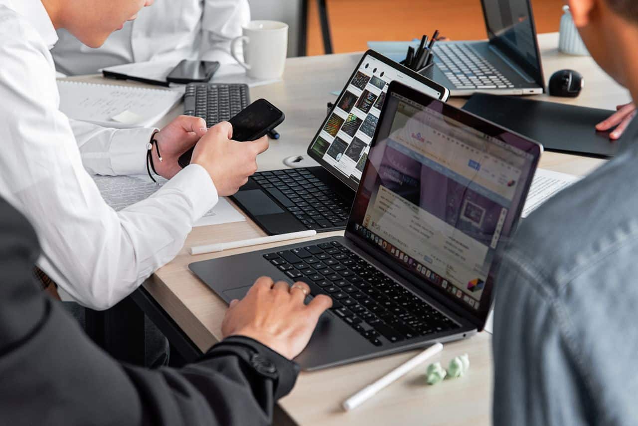 Persone al lavoro in ufficio