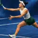 Illustrazione editoriale di una tennista in azione su un campo blu, ispirata alla posa della foto di riferimento.