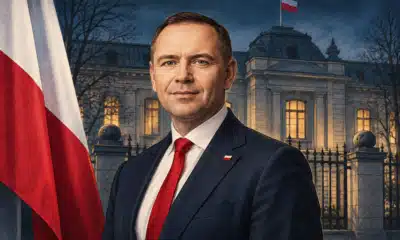 Illustrazione del presidente polacco Karol Nawrocki davanti alla sede del Tribunale costituzionale a Varsavia.