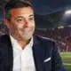 Ritratto illustrato dell’uomo nella foto di riferimento, con uno stadio calcistico generico sullo sfondo.