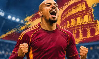 Illustrazione di un calciatore della Roma in primo piano, in esultanza, con uno sfondo essenziale nei toni blu dello stadio.