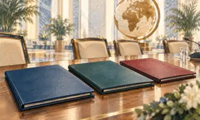 Tre cartelle documentali chiuse su un tavolo da conferenza, in un’illustrazione editoriale sul vertice Russia-Africa.