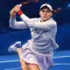 Illustrazione di una tennista con racchetta su un campo blu, ispirata alla foto di riferimento di Elena Rybakina.