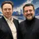 Illustrazione editoriale con i ritratti di Matteo Salvini ed Elon Musk davanti alla sagoma di un’auto moderna.