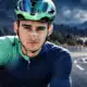 Illustrazione editoriale di un ciclista ispirato alla foto di riferimento, con una barriera da gara sullo sfondo.