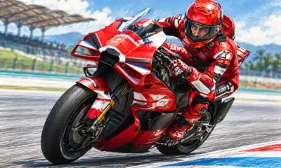 Illustrazione di un pilota in tuta rossa che affronta una curva in sella alla moto da corsa, ispirata alla foto di riferimento.