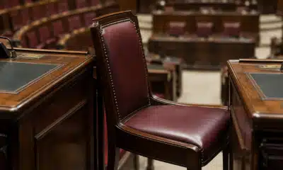 Un seggio vuoto nell’aula della Camera, immagine simbolica del passaggio di gruppo di Simonetta Matone