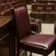 Un seggio vuoto nell’aula della Camera, immagine simbolica del passaggio di gruppo di Simonetta Matone