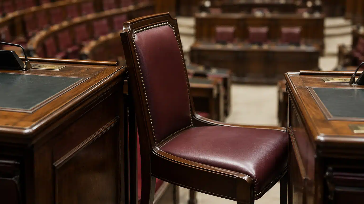 Un seggio vuoto nell’aula della Camera, immagine simbolica del passaggio di gruppo di Simonetta Matone