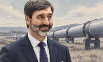 Ritratto illustrato del soggetto della foto di riferimento davanti a un tratto di oleodotto.