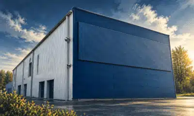 Illustrazione di un grande stabilimento industriale inattivo, ispirato al sito Stellantis di Douvrin.