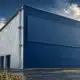 Illustrazione di un grande stabilimento industriale inattivo, ispirato al sito Stellantis di Douvrin.