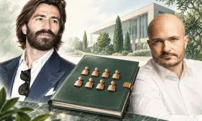 Illustrazione con due uomini ispirati ai soggetti della foto, un fascicolo societario chiuso e otto elementi uguali in rame.