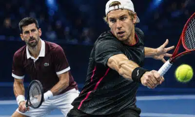 Illustrazione editoriale di Jan-Lennard Struff in primo piano con la racchetta e Novak Djokovic sullo sfondo di un campo da tennis.