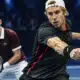 Illustrazione editoriale di Jan-Lennard Struff in primo piano con la racchetta e Novak Djokovic sullo sfondo di un campo da tennis.