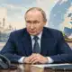 Ritratto editoriale di Vladimir Putin ispirato alla foto di riferimento, con un telefono diplomatico in primo piano.