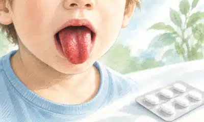 Illustrazione editoriale di un dettaglio anonimo della bocca di un bambino e di un blister farmaceutico separato su fondo chiaro.