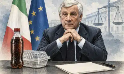 Illustrazione editoriale con il ritratto di Tajani, una bevanda zuccherata, una confezione monouso in plastica e un foglio bianco.