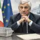 Illustrazione editoriale con il ritratto di Tajani, una bevanda zuccherata, una confezione monouso in plastica e un foglio bianco.