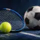 Una racchetta da tennis e una palla da calcio accostate su uno sfondo blu scuro.