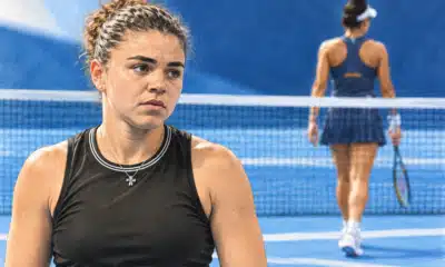 Illustrazione editoriale con Jasmine Paolini in primo piano e un’avversaria vista di spalle su un campo da tennis.
