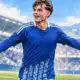 Illustrazione di un calciatore in maglia blu del Como, con le braccia aperte davanti a uno sfondo chiaro che richiama le tribune di uno stadio.