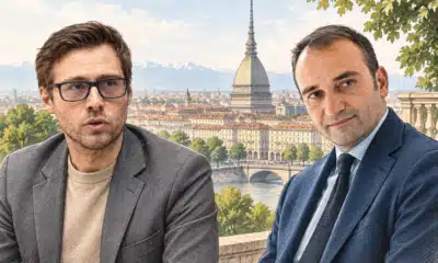Due uomini raffigurati in ritratti editoriali separati, con un dettaglio di Torino sullo sfondo luminoso.