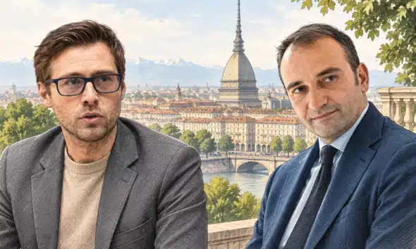 Due uomini raffigurati in ritratti editoriali separati, con un dettaglio di Torino sullo sfondo luminoso.