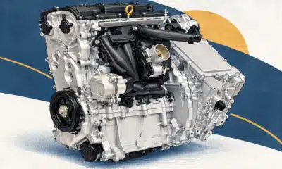 Illustrazione editoriale di un motore quattro cilindri compatto accostato ai componenti elettrici di un sistema ibrido.