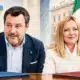 Illustrazione editoriale di Matteo Salvini e Giorgia Meloni affiancati in un ambiente istituzionale, con due fascicoli chiusi in primo piano.