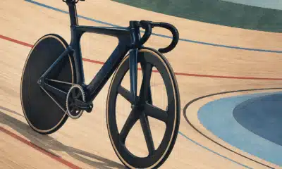 Quattro cicliste in formazione durante l’inseguimento a squadre in un velodromo