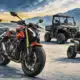 Illustrazione di una naked in primo piano, affiancata da uno scooter, un veicolo utility e un quad.
