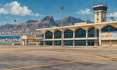 Illustrazione editoriale di una pista integra e vuota con il terminal dell’aeroporto di Aden sullo sfondo.