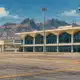 Illustrazione editoriale di una pista integra e vuota con il terminal dell’aeroporto di Aden sullo sfondo.
