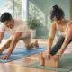 Illustrazione di due giovani adulti impegnati, con pari rilievo, in una postura yoga e in un esercizio dolce a corpo libero.