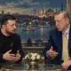 Illustrazione editoriale di Zelensky ed Erdoğan in un contesto diplomatico a Istanbul, con luce selettiva su sfondo blu petrolio.