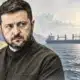 Illustrazione editoriale di Zelensky in primo piano, con una nave mercantile appena accennata sul mare sullo sfondo.