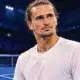 Illustrazione editoriale di un tennista in primo piano, ispirata al riferimento di Alexander Zverev, con un’arena tennistica sullo sfondo.